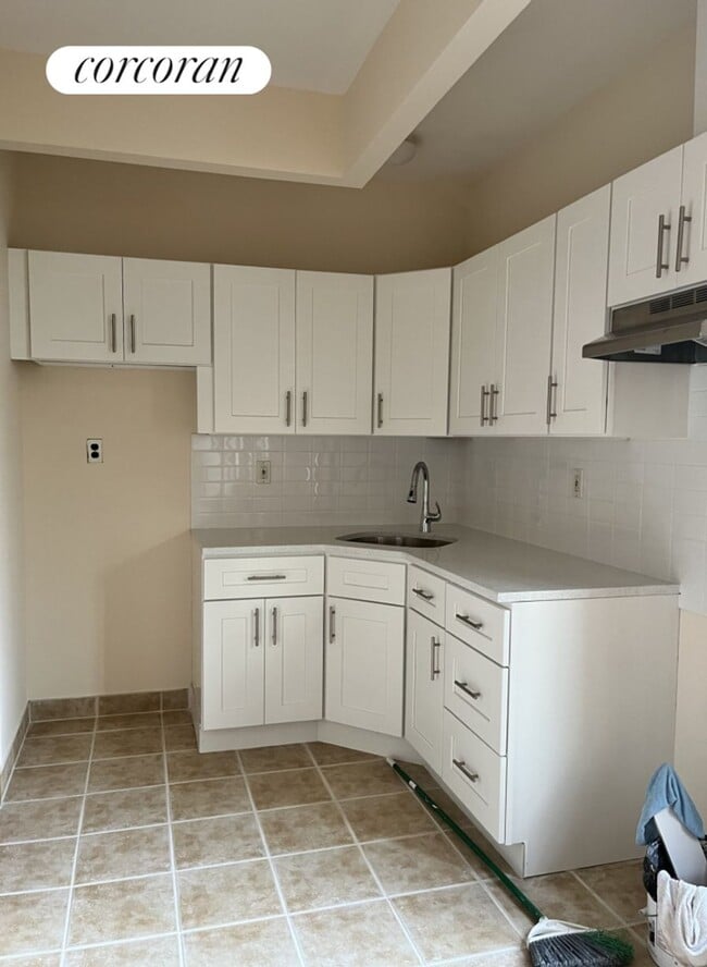 Building Photo - 242 E 85th St