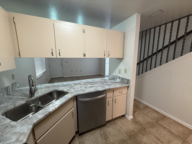 Building Photo - 1022 SW 4th Ave