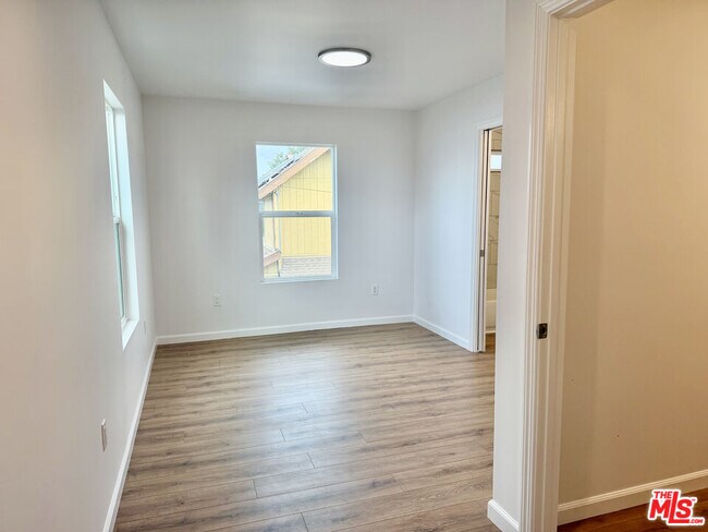 Building Photo - 384 Hargrave St