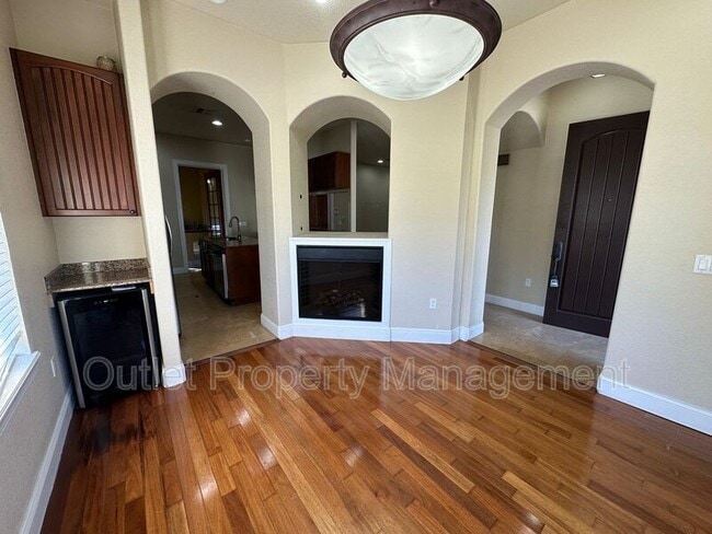 Building Photo - 2005 Baylarian Blvd