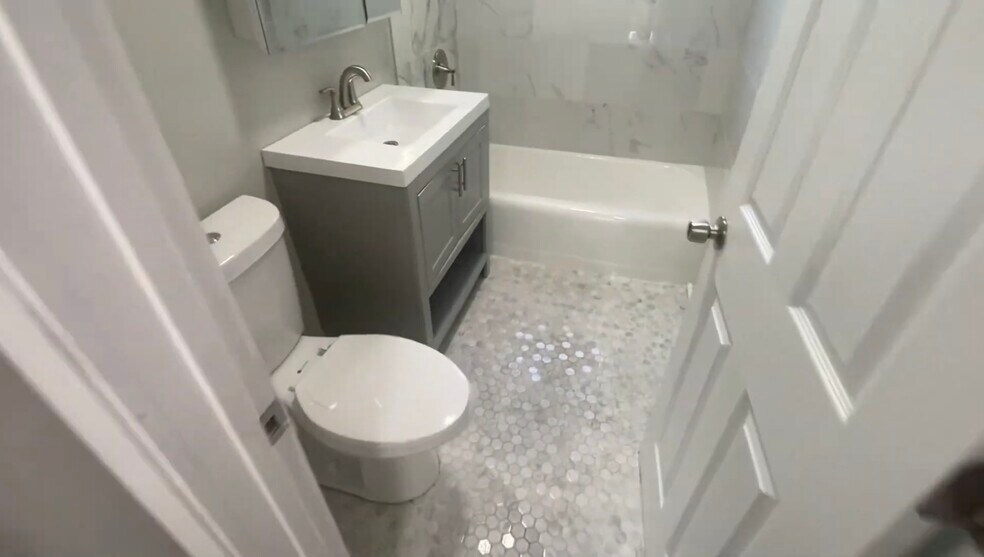 Building Photo - 1321 W Sherwin Ave