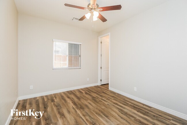 Building Photo - 677 W Mesquite Tree Ln