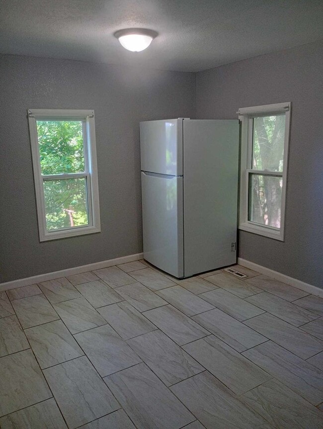 Building Photo - 3 Bedroom 1 Bathroom house