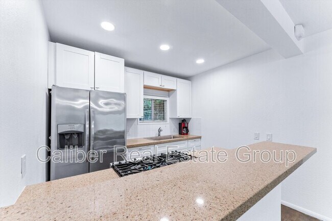 Building Photo - 502 Calle Santa Rosa S