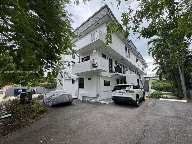 Building Photo - 3011 SW 1st Ave