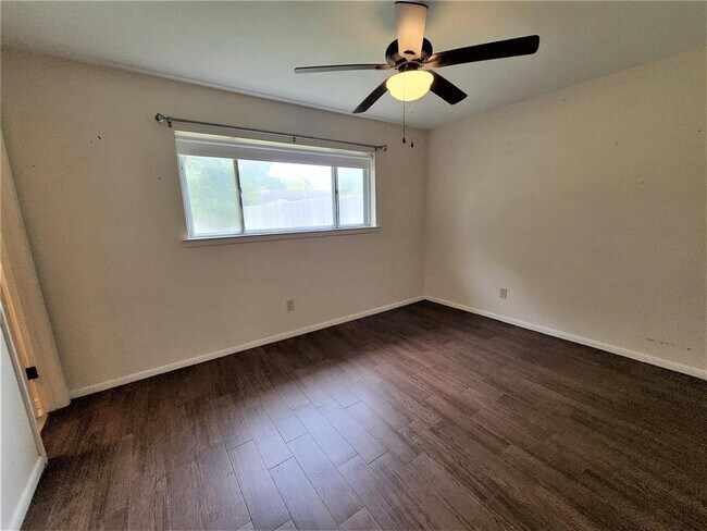 Building Photo - 955 Seagate Ln