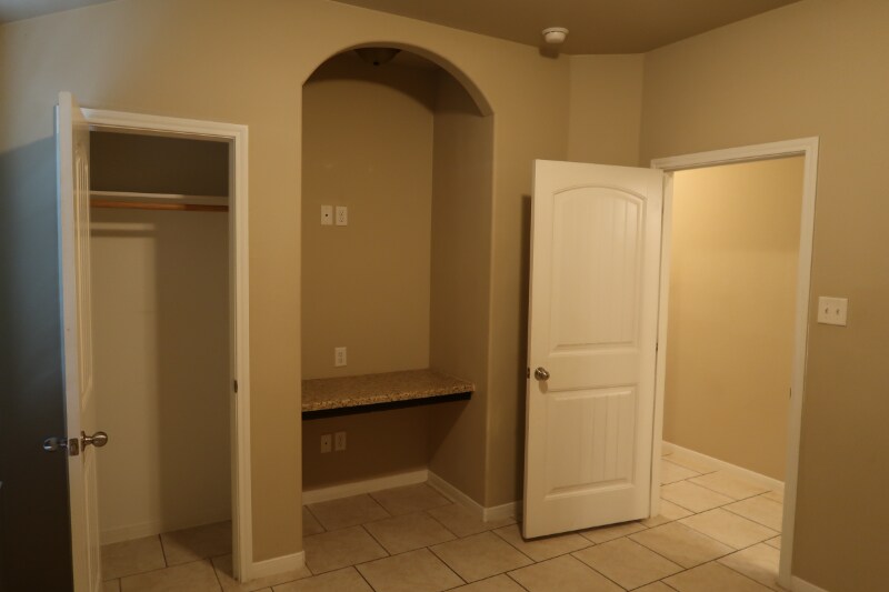 Building Photo - 1209 Vanguard Ln