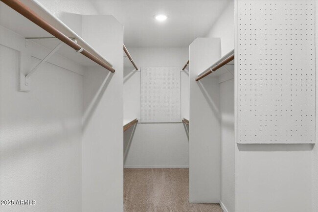 Building Photo - 5200 S Lakeshore Dr