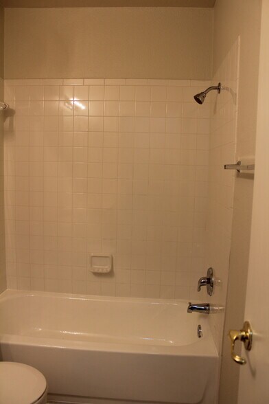 Secondary Bathroom - 5605 Bentsen Ln