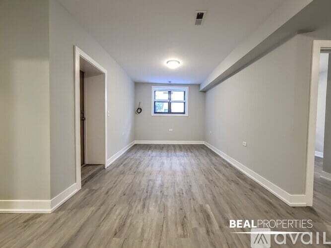 Building Photo - 822 W Waveland Ave