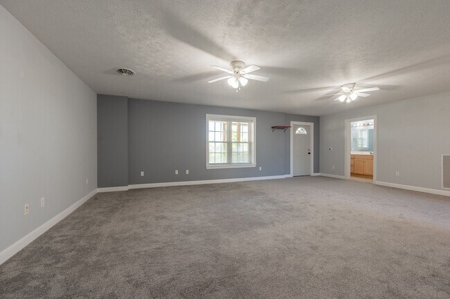 Building Photo - 1701 Stratford View Dr
