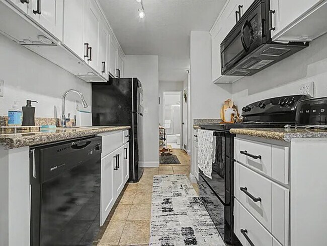 Building Photo - 2125 Northwood Cir