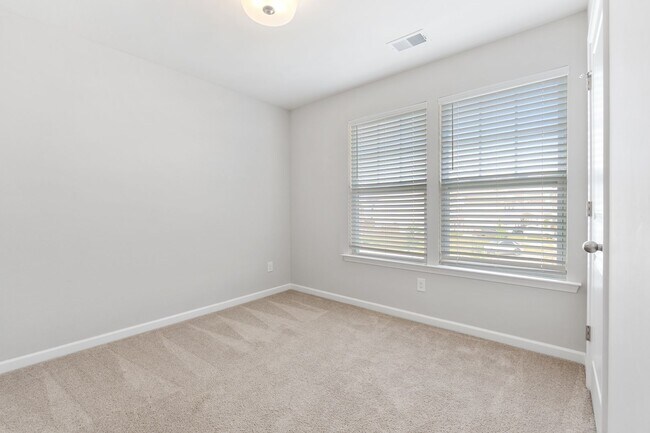 Building Photo - Easy Living in North Creek Village!