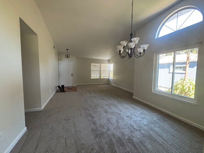 Building Photo - 1425 New England Dr
