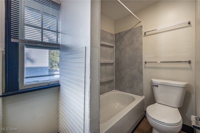 Building Photo - 849 Glenn St