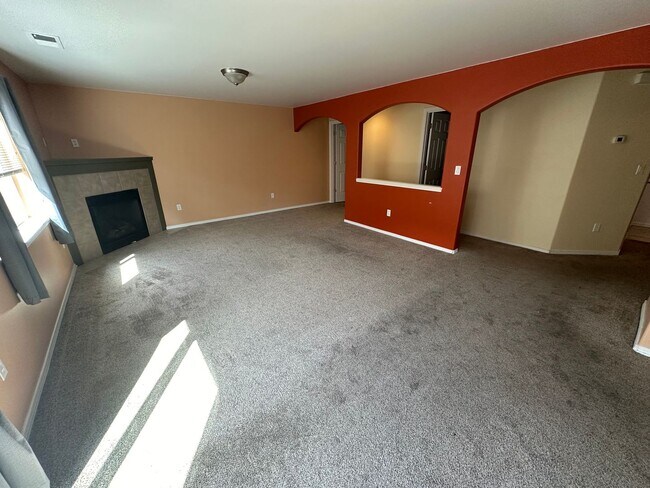 Building Photo - SW Bend House Near the Old Mill District, 4 Bdrms, 2.5 baths, A/C, Office/den, Dbl. Garage