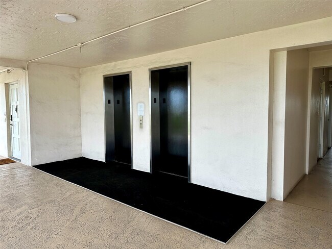 Building Photo - 2671 S Course Dr