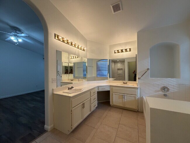 Building Photo - SINGLE-STORY HOME | GATED COMMUNITY | FLEXIBLE FURNISHING OPTIONS I 4 Bedroom Home with Private B...