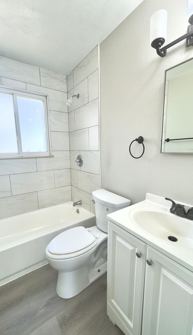 Building Photo - 2915 Straus Ln