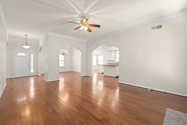Building Photo - 3 Bedroom w/ 2 car Garage (Landscaping is ...