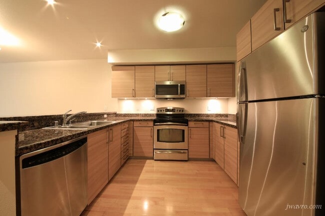 Building Photo - 329 Bay St