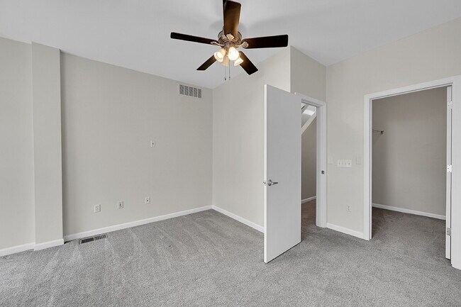 Building Photo - $3,225.00 - 2 Beds, 1.5 Bath, Townhouse in...