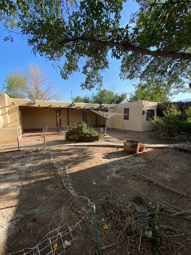 Building Photo - NE 2 Bedroom 1 1/2 Bath
