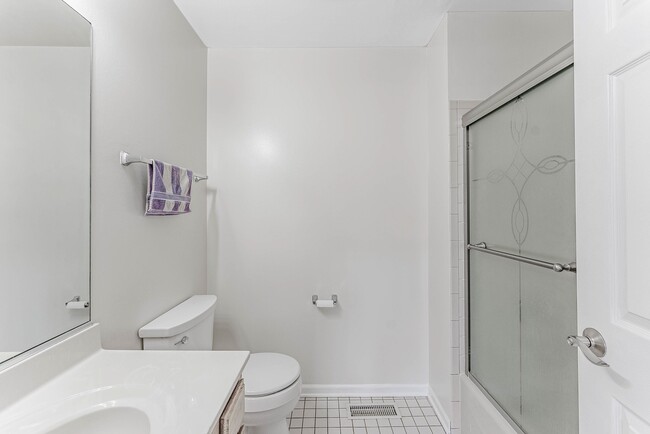 Building Photo - 305 Creekside Dr