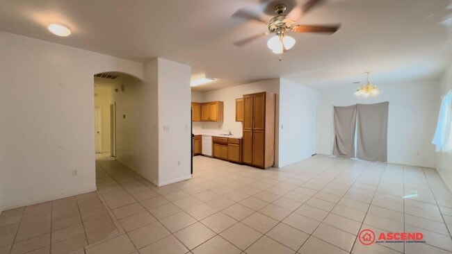 Building Photo - Cute Home In East Bakersfield!