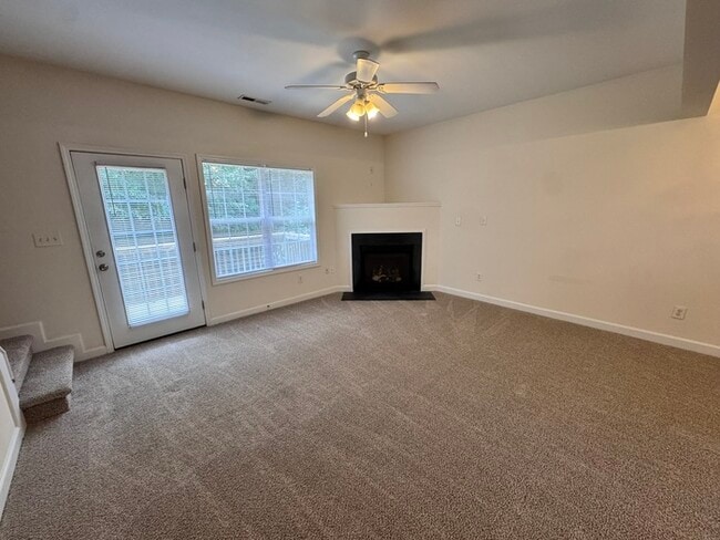 Building Photo - HUGE 3 Bed 3.5 Bath 3 Story Town Home, AVAILABLE NOW!