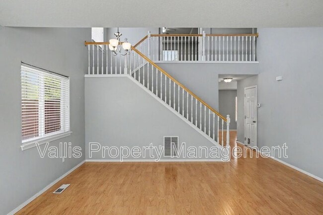 Building Photo - 305 SE Casting St