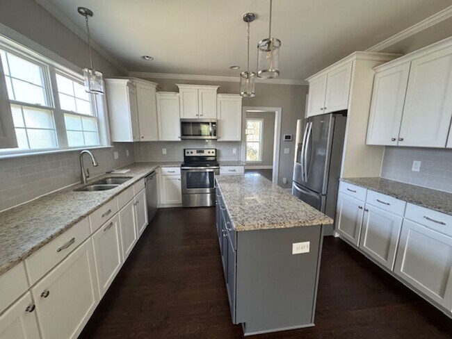 Building Photo - Like New and Move-in Ready!!