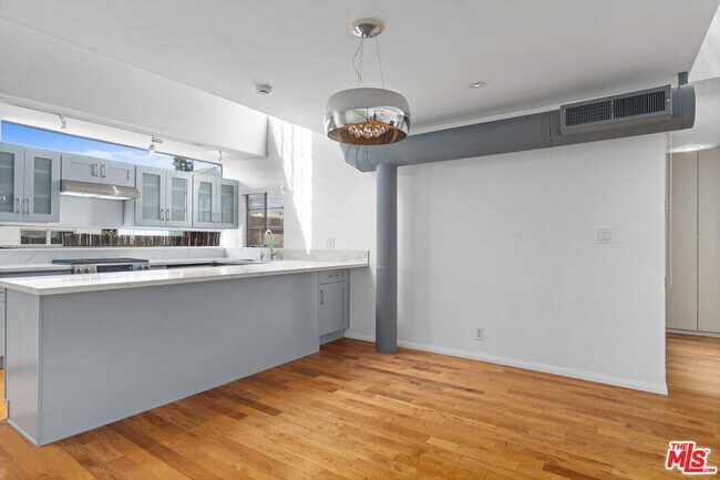 Building Photo - 1015 Marine St