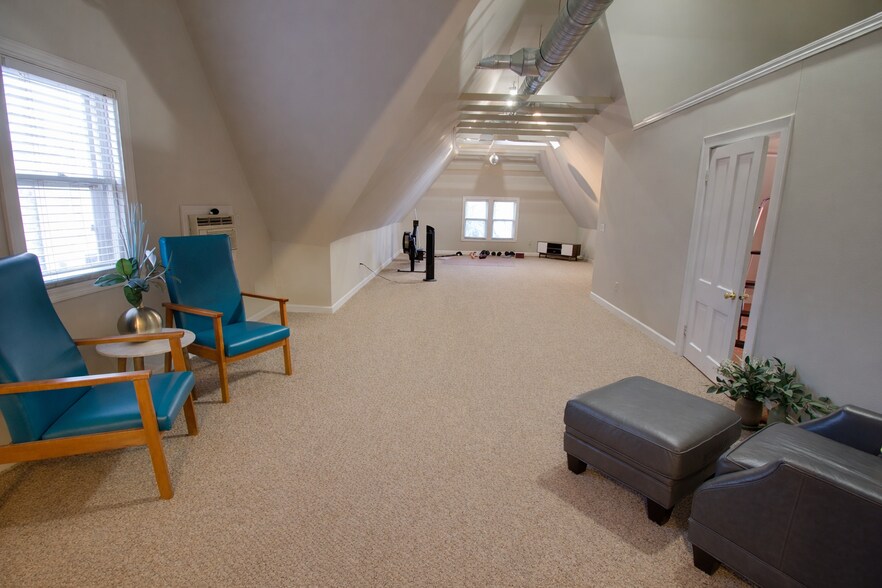 Attic Storage - 1939 N Bartlett Ave