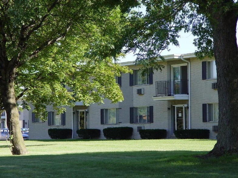 High Meadows Apartments 1400 W Lincoln Hwy DeKalb IL 60115