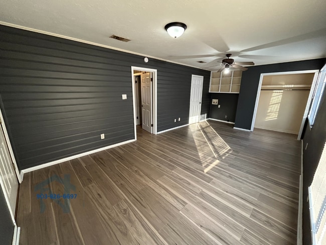 Building Photo - 403 W 41st St