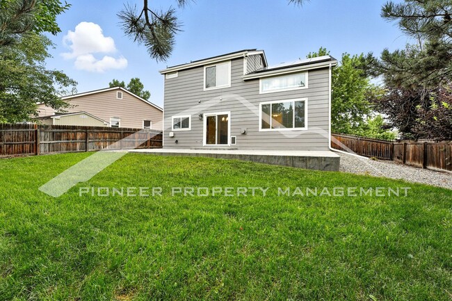 Building Photo - Spacious Home with Washer/Dryer and Centra...