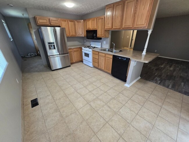 Building Photo - 4 Bedroom House