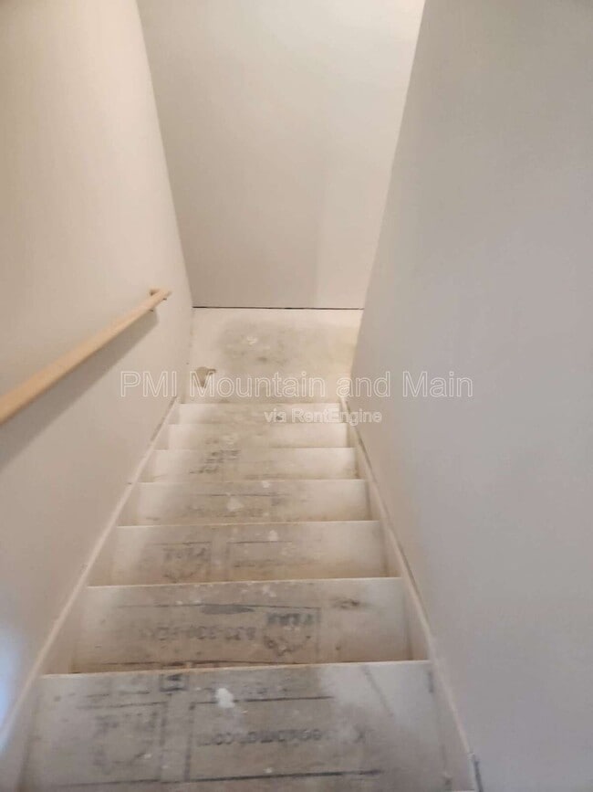 Building Photo - 568 Country Oak Dr