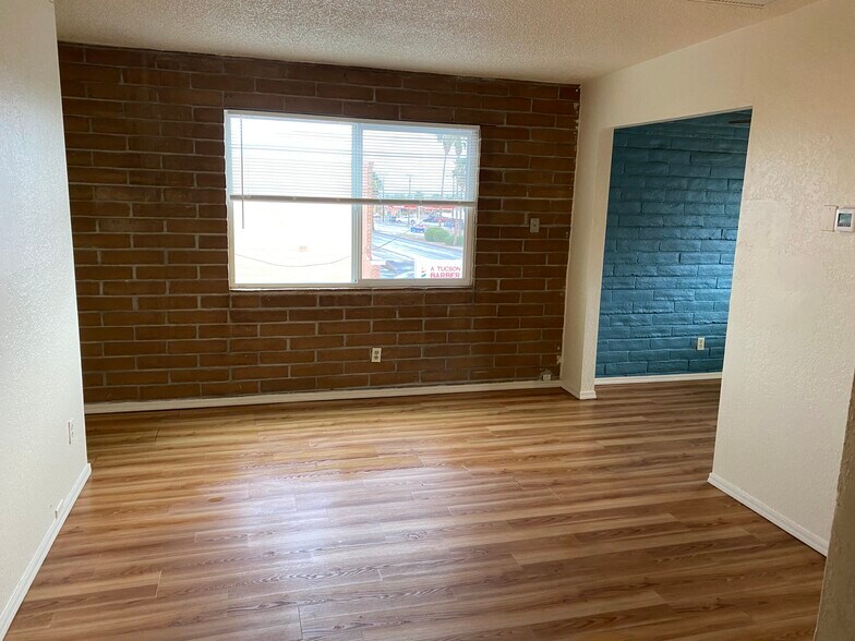 Building Photo - 923 N Swan Rd