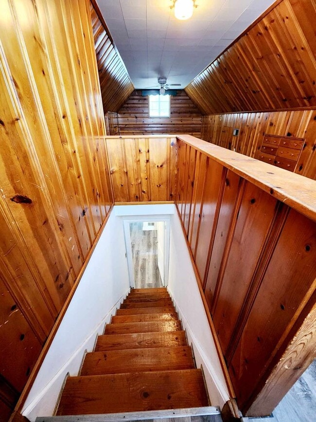 Building Photo - College Hill Rental Available NOW!