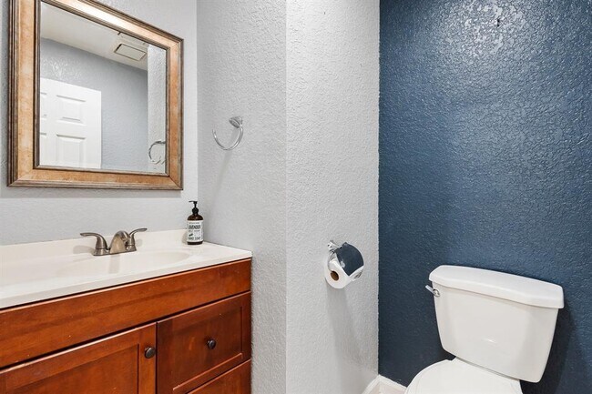 Building Photo - 1693 Cypress Pointe Dr