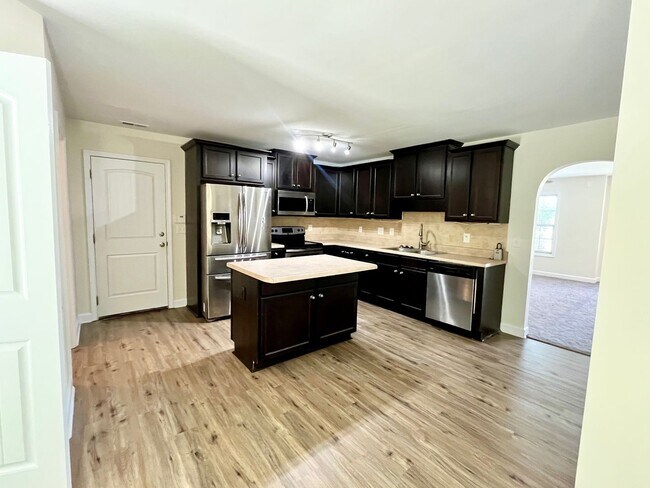 Building Photo - 3Bedroom Avail in Carolina Plantation!