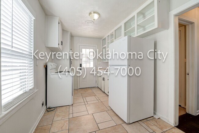 Building Photo - 4913 N Willow Ave