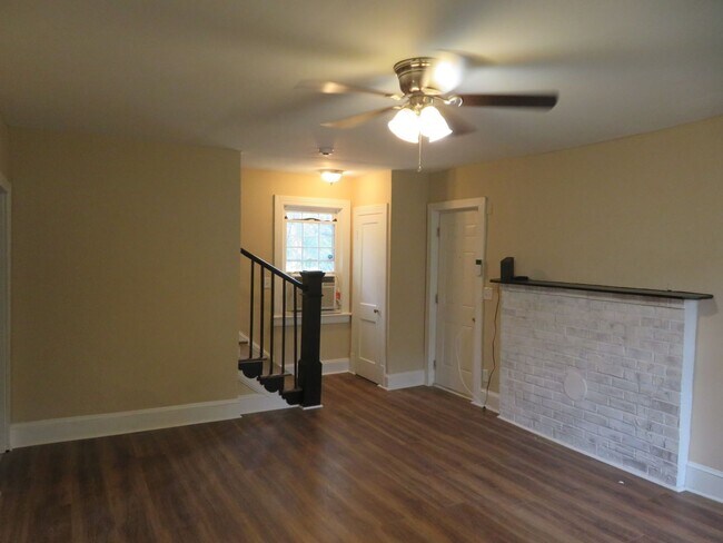Building Photo - Newly renovated and updated home in Historic Petersburg.