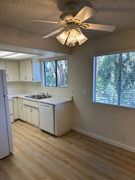 Building Photo - 512 Fein Ave