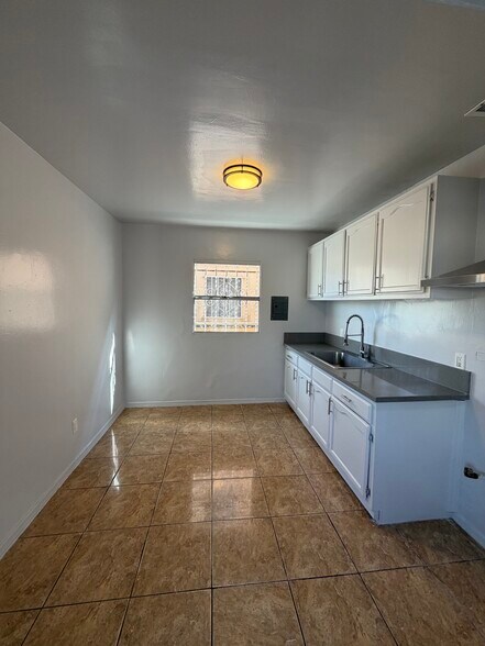 Building Photo - 7822 S Western Ave