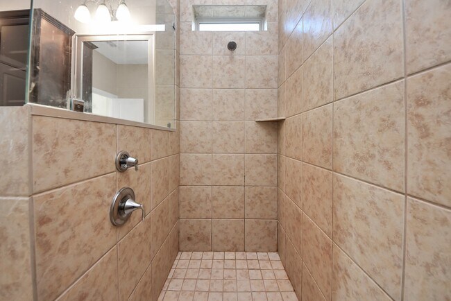 Building Photo - 8114 Silverspot Ln