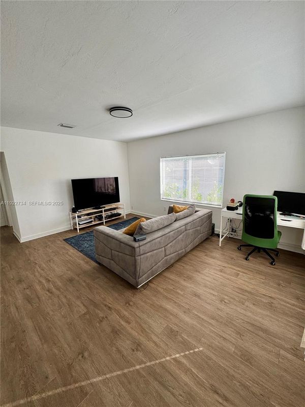 Building Photo - 1215 NE 109th St