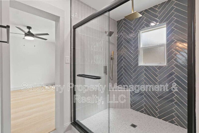 Building Photo - 2105 Tremont Ave